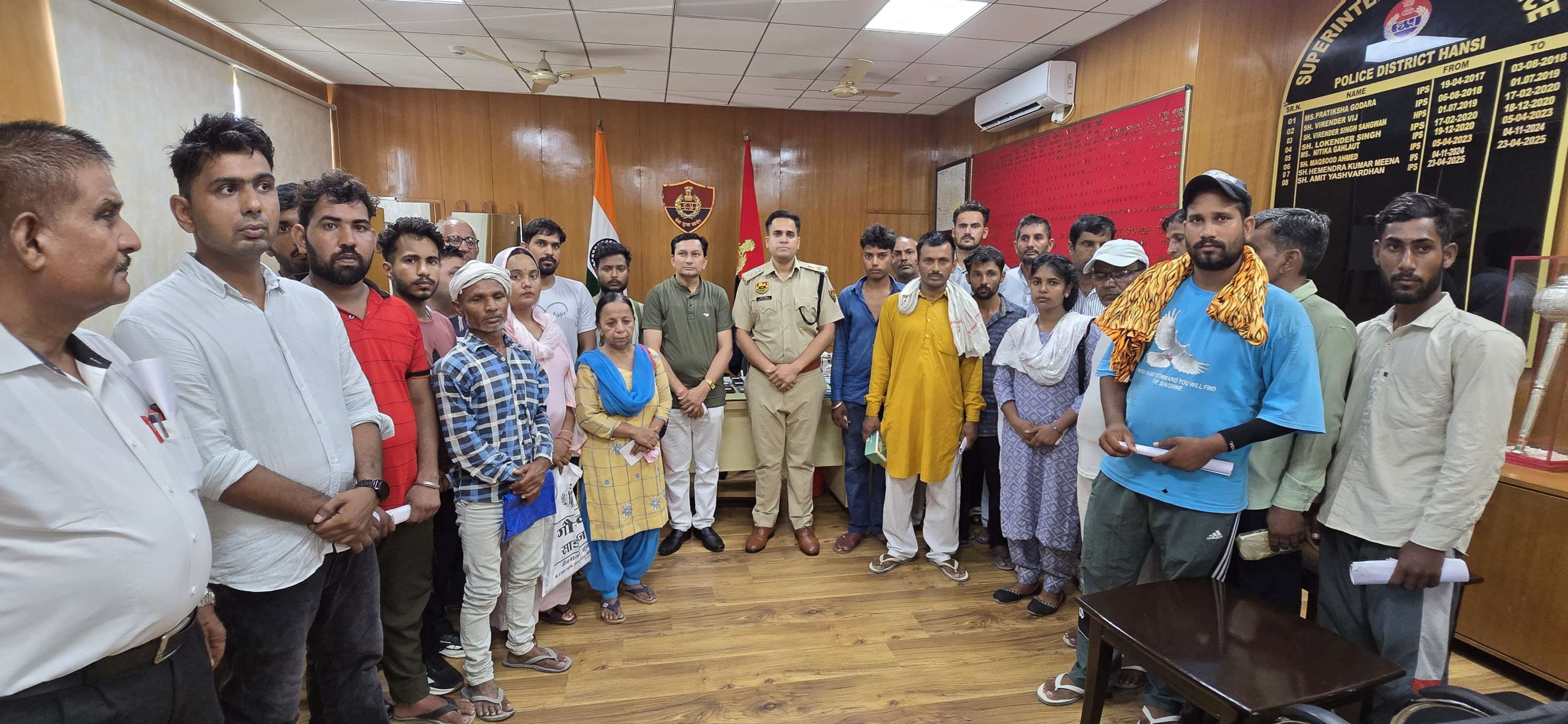 Superintendent of Police Hansi Amit Yashvardhan returned 60 lost mobile phones worth about 10 lakh rupees to their owners.